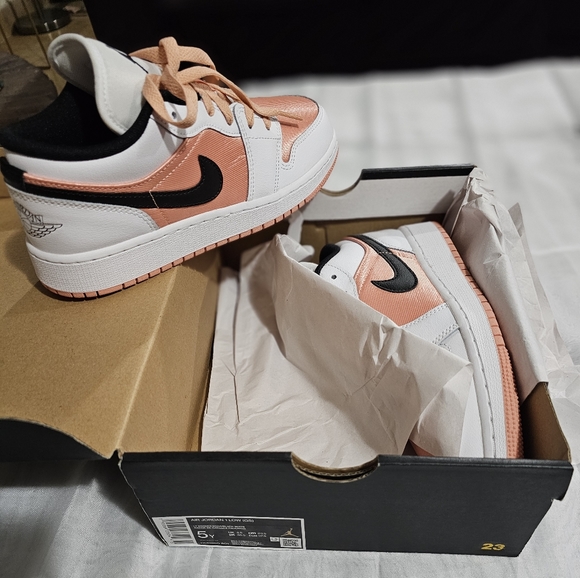 Air Jordan 1 Low GS - SIZE 5Y - Picture 3 of 5